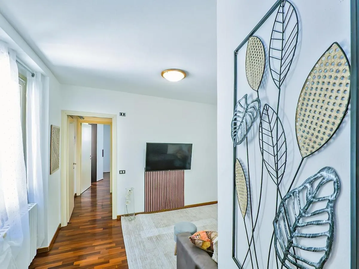 Апартаменты Center House Via Anghileri Лекко Италия